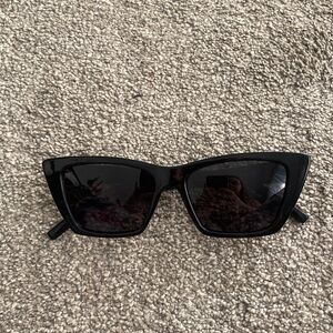 Chic Black Cat-Eye Sunglasses